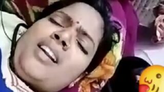 देसी विलेज लेडी ने ऑनलाइन कॉल में काली चूत दिखाई